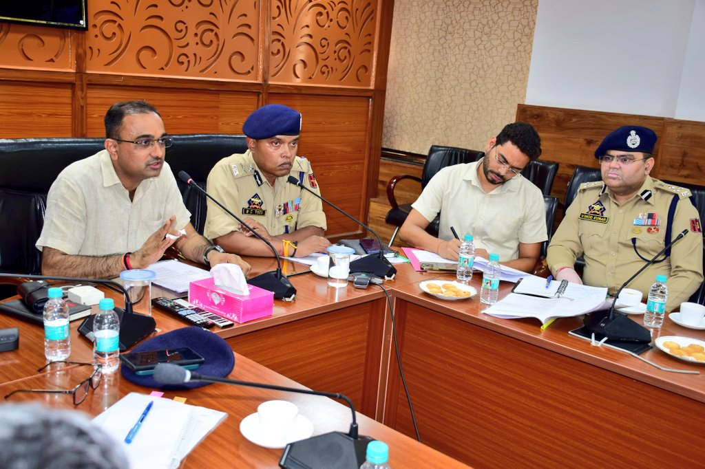 Divcomjammu's tweet image. Divisional Commissioner Jammu, @Rameshkumarias, and @igp_jammu today chaired a meeting with District Administrations and Hods to review the arrangements for celebrations of forthcoming Independence Day 2025 in Jammu Division.