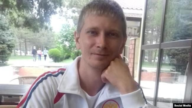 Buggy__Bugler's tweet photo. Этот русский садит «доктора Менгеле», врач из мордовской колонии ИК-10 , именно он там пытал украинских пленных.
Расследователи «Схем» установили его личность - это — 34-летний Илья Сорокин, сотрудник медсанчасти №13.

Садист пытал электрошокером, избивал, унижал, в том числе сексуально, и отказывал в медицинской помощи. 

Как минимум в одном случае это привело к гибели украинского военного Владимира Юхименко. После смерти у него диагностировали пневмонию, множественные переломы и внутренние кровоизлияния.

Более 150 бывших пленных опознали его и рассказали о пытках. Сорокин, по их словам, избивал заключённых ногами и резиновыми дубинками, бил током, заставлял выкрикивать русские песни. 

Морпех Александр Савов вспоминал, как Сорокин в белом халате требовал кричать «Слава русской медицине» и би�� шокером за молчание. Офицер Павел Афисов рассказал, что психопат получал от насилия явное удовольствие.

Сорокин уволился в ко��це 2024 года и пошёл на фронт с позывным «Доктор». Очень бы хотелось, чтобы эта мразь повстречалась с ВСУ!
Через мордовскую ИК-10 с 2022 по 2025 год прошли не менее 177 украинских военнопленных.

This Russian sits “Dr. Mengele”, a doctor from the Mordovian colony IK-10 , it is he who tortured Ukrainian prisoners there.
Investigators of “Schemes” have established his identity - it is 34-year-old Ilya Sorokin, an employee of medical unit #13.

The sadist tortured with a stun gun, beat, humiliated, including sexually, and denied medical care.

In at least one case, this led to the death of Ukrainian military officer Volodymyr Yukhymenko. After his death, he was diagnosed with pneumonia, multiple fractures and internal hemorrhaging.

More than 150 former captives identified him and told of torture. Sorokin, they said, beat prisoners with feet and rubber truncheons, electrocuted them, and forced them to shout Russian songs.

Marine Alexander Savov recalled how Sorokin, in a white coat, demanded to shout “Glory to Russian medicine” and tasered prisoners for silence. Officer Pavel Afisov said the psychopath took obvious pleasure in the violence.

Sorokin resigned at the end of 2024 and went to the front with the call sign “Doctor”. I would very much like to see this scum meet the Ukrainian armed forces!
No less than 177 Ukrainian prisoners of war passed through the Mordovian IK-10 from 2022 to 2025.
