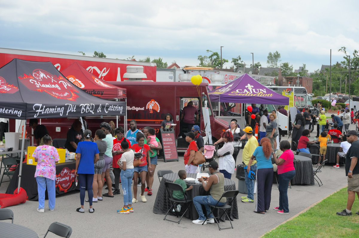 MMULSTL's tweet image. The Urban League @ULSTL Food Truck Saturday was a huge success last weekend! Thank you to all of the amazing vendors who cooked fantastic food for the victims of the tornado and the community that is still working to recover. Thank you to our amazing donors, staff, volunteers and…