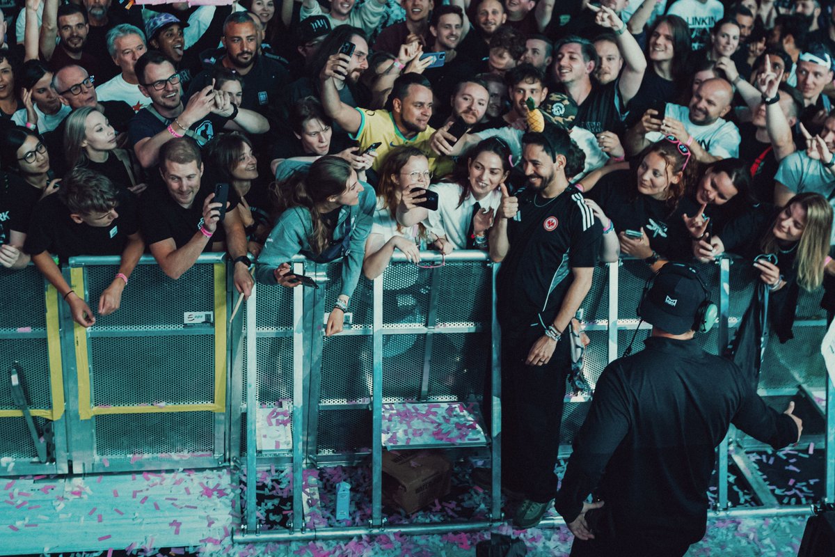 BroodingAnanas's tweet image. LINKIN PARK AND PINEAPPLES:
when dreams come true (a thread)
i love you @linkinpark❤️ thank you for all the happiness that you bring🍍