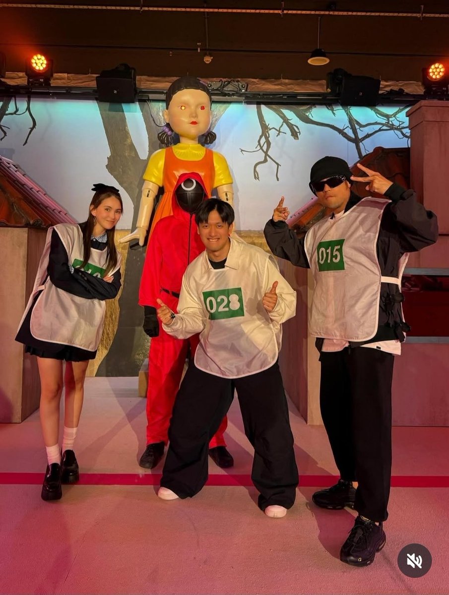 zhoucore's tweet image. something about this picture screams little brother energy