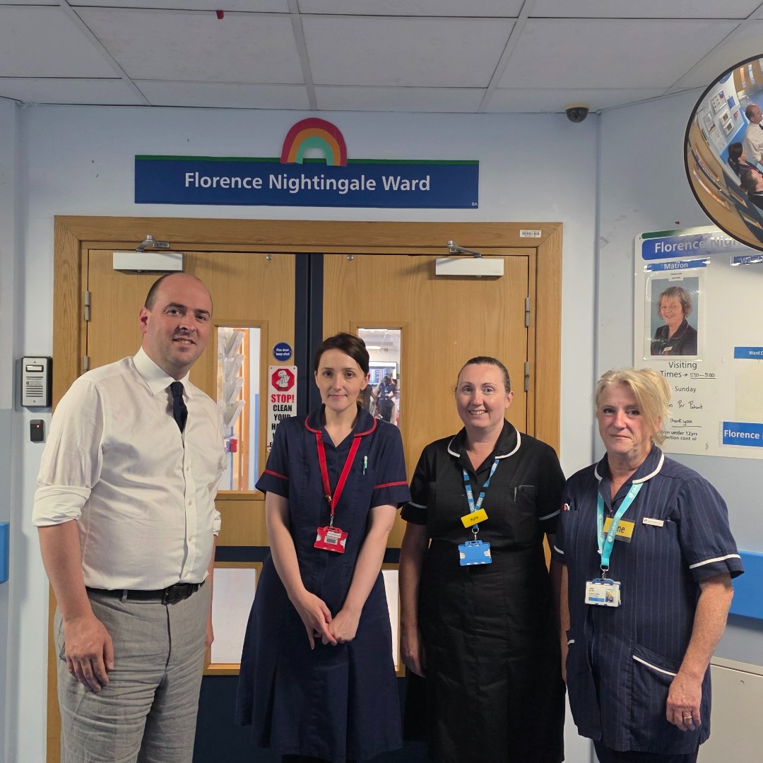 DementiaUK's tweet image. This morning, @RicHolden MP visited Basildon University Hospital @MSEHospitals where he got to see firsthand the award-winning work of #dementia specialist Admiral Nurse, @JaneGilby.
Thank you Richard for your support and thank you Basildon Hospital for hosting such an…