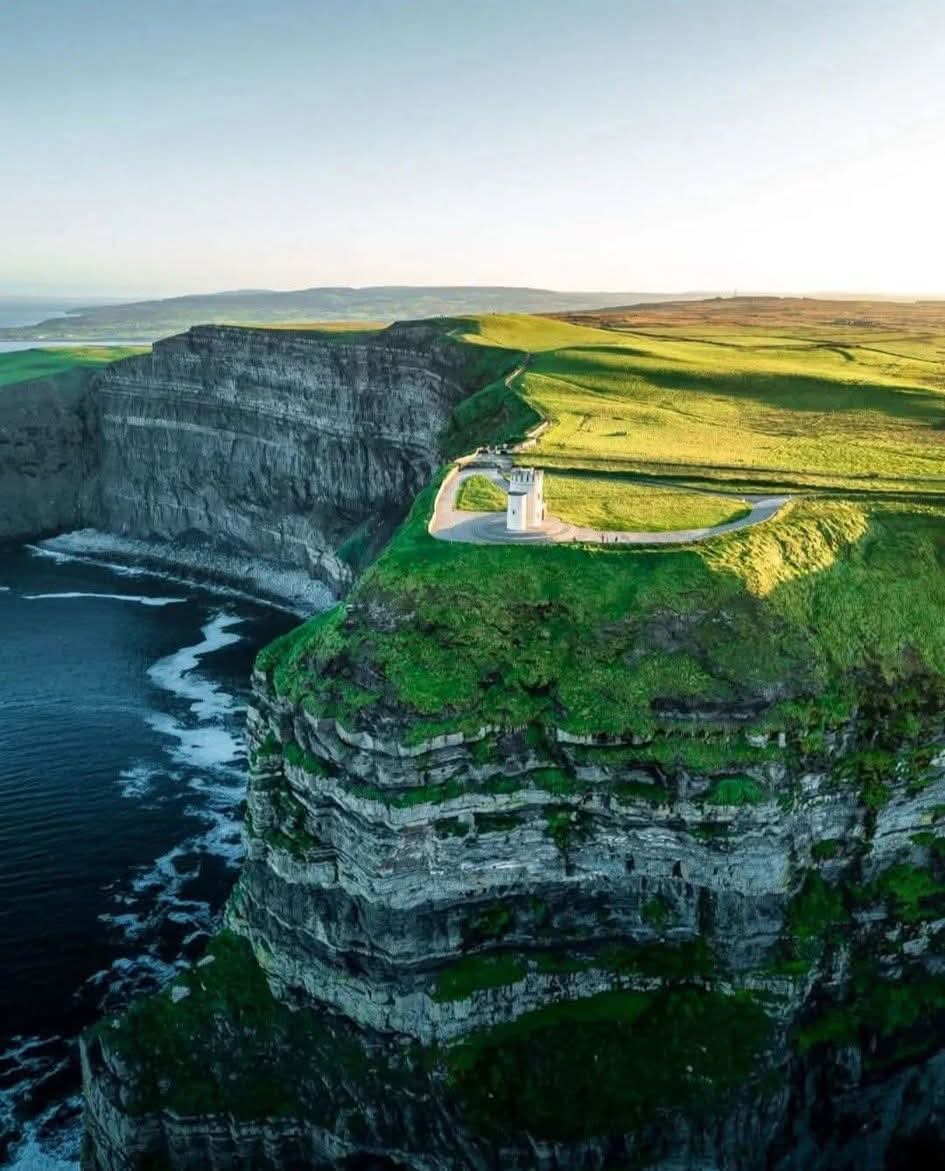 ThisIsIreland3's tweet image. ☘️ The Cliffs of Moher , such an amazing sight on a clear day . One of the most visited places in Ireland.
                            💚🤍🧡

📍Co. Clare, Ireland 🇮🇪 

Photo credit 📷 Natural beauty of Ireland

#Ireland #Clare #CliffsofMoher #NaturalBeauty