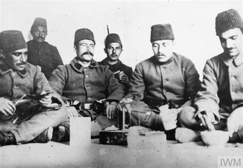 I. Dünya Savaşı’nda kimyasal silah hazırlayan bir grup Türk askeri görülüyor.

A group of Turkish Army chemists preparing poison gases, 1915.

(Üretim tarihi: 1915, Sport &amp; General Press Agency, katalog no: Q 53756)

#türk #osmanlı #asker #marmaray
