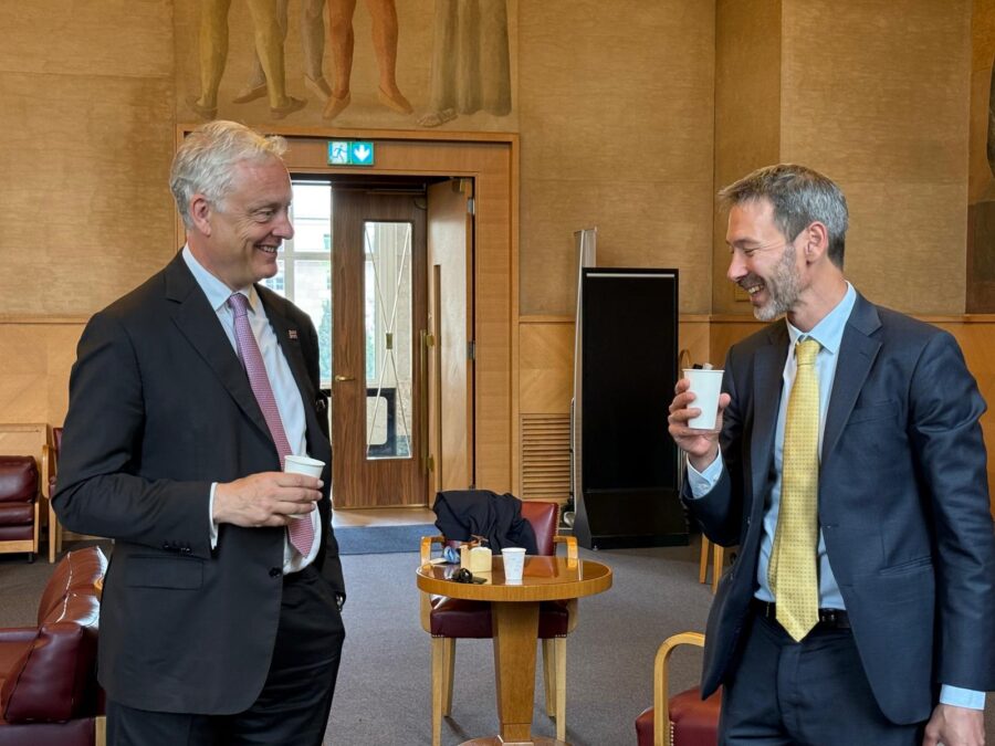UKMissionGeneva's tweet image. It's a time of emotional goodbyes for our Head of Human Rights and Political, Bob Last💗
Here is his farewell note to Ambassador @SimonManleyFCDO and Deputy Head of Human Rights, Laura Callaghan-Pace (and also his reflections on #HRC59 Session)
📜✒️
lnkd.in/ejd64MyW