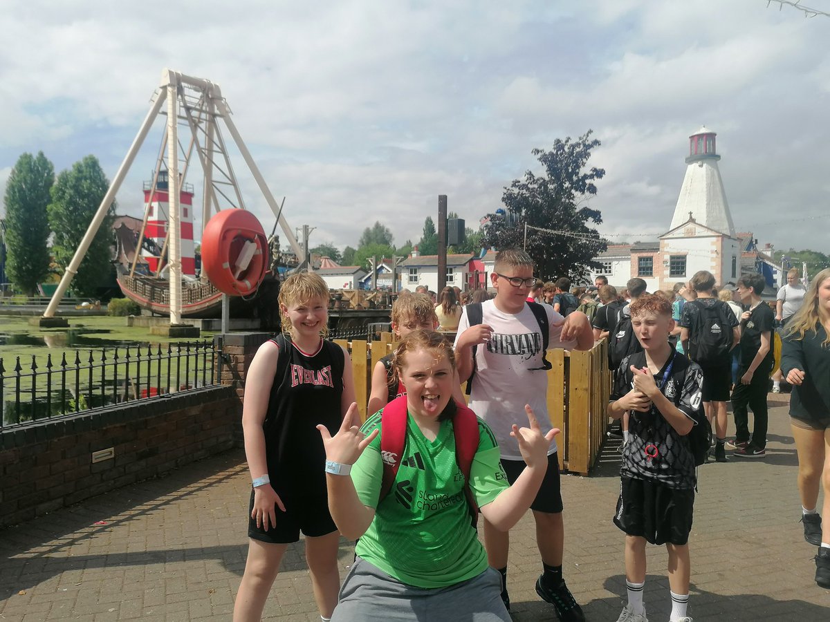 tonmiddleschool's tweet photo. @TonyrefailCS Our Year 7 &amp; 8 are making the most of the trip today. #friendships #memories #onemoreday 😎 https://t.co/oJ28QnonAU
