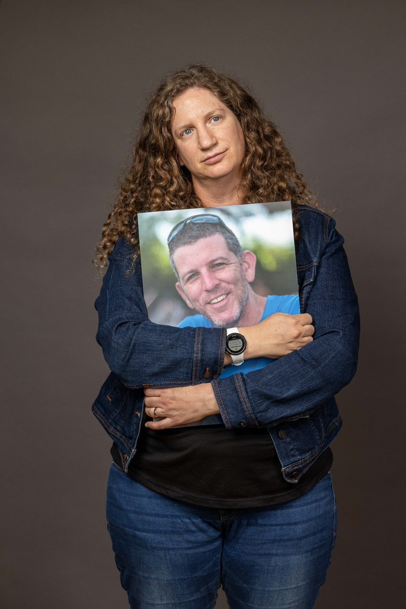 IsraelenFrance's tweet image. Ela Haimi parle en tant que mère élevant seule ses enfants, alors que son mari Tal Haimi est toujours otage à Gaza.
Tal Haimi, appartenait à la 3ème génération du Kibboutz Nir Yitzhak. Il faisait partie de l’équipe d’intervention rapide. Il a été tué le 7 octobre et kidnappé par…