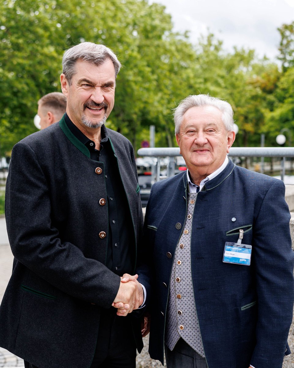 Markus_Soeder's tweet image. Landesversammlung der Senioren-Union der CSU in Deggendorf: Herzlichen Glückwunsch an Franz Meyer zur Wiederwahl mit einem herausragenden Ergebnis! Die Senioren-Union ist eine der wichtigsten Arbeitsgemeinschaften der CSU. Danke für das Engagement und den unermüdlichen Einsatz im…
