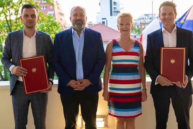 CatherineSuard's tweet image. 🇫🇷🤝🇦🇱 
✍️ MoU for implementation of the project “#OpenData in Support of #LocalGovernance &amp;amp; #PublicTransparency in 🇦🇱” funded by @France_Albanie. 
🙏 #Innovation &amp;amp; #Expertise🇫🇷 from @SpallianFr @RenaudProuveur &amp;amp; teams 
🙏 @Arbjan &amp;amp; #AMVV &amp;amp; teams
