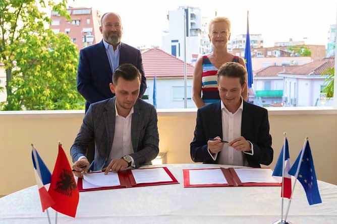 CatherineSuard's tweet image. 🇫🇷🤝🇦🇱 
✍️ MoU for implementation of the project “#OpenData in Support of #LocalGovernance &amp;amp; #PublicTransparency in 🇦🇱” funded by @France_Albanie. 
🙏 #Innovation &amp;amp; #Expertise🇫🇷 from @SpallianFr @RenaudProuveur &amp;amp; teams 
🙏 @Arbjan &amp;amp; #AMVV &amp;amp; teams