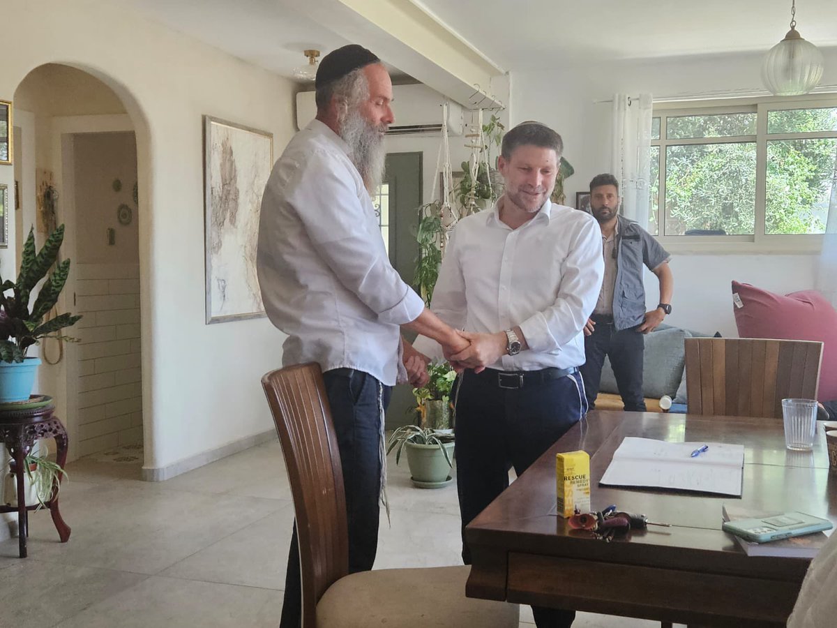bezalelsm's tweet image. הגעתי היום לביקור תנחומים בביתו של הלוחם שלמה יקיר שרם הי״ד ובבית הוריו של הלוחם אברהם אזולאי הי״ד שנפלו בקרבות במלחמה בעזה.
פגשתי משפחות של גיבורים שמחוברים לארץ ישראל, לעם ישראל ולתורת ישראל בעבותות אהבה.
חיבקתי אותם בשם עם ישראל כולו. אמרתי להם עד כמה ההתבוננות בסיפורי…