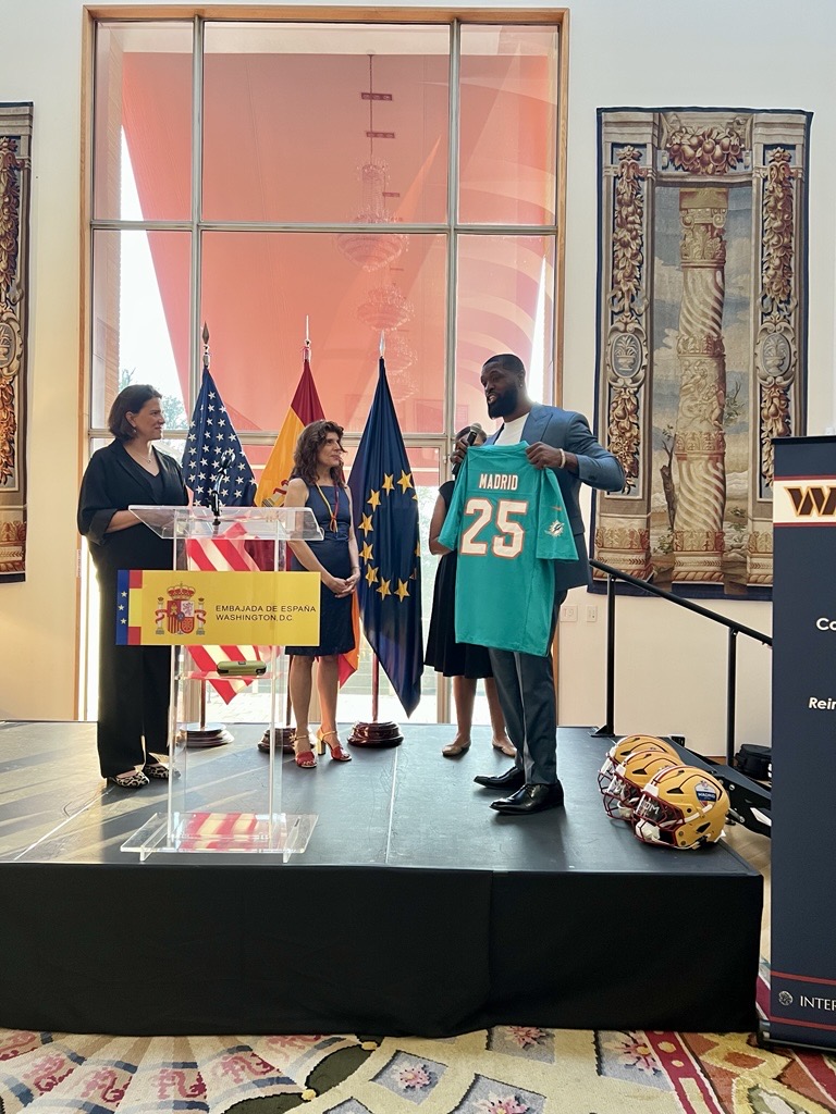 FIUdc's tweet image. FIU in DC celebrated a winning lineup of sports and diplomacy this week! 🏈🥎
We attended a special reception at the residence of the Spanish ambassador to the U.S. to honor the upcoming NFL Madrid game featuring the Dolphins and Commanders. We also cheered on our Members of…