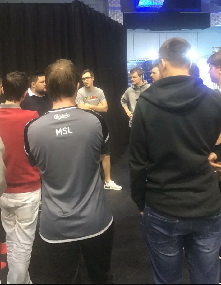 vooCSGO's tweet image. teams getting together without PCs rn to discuss if non-pc bootcamps should be banned