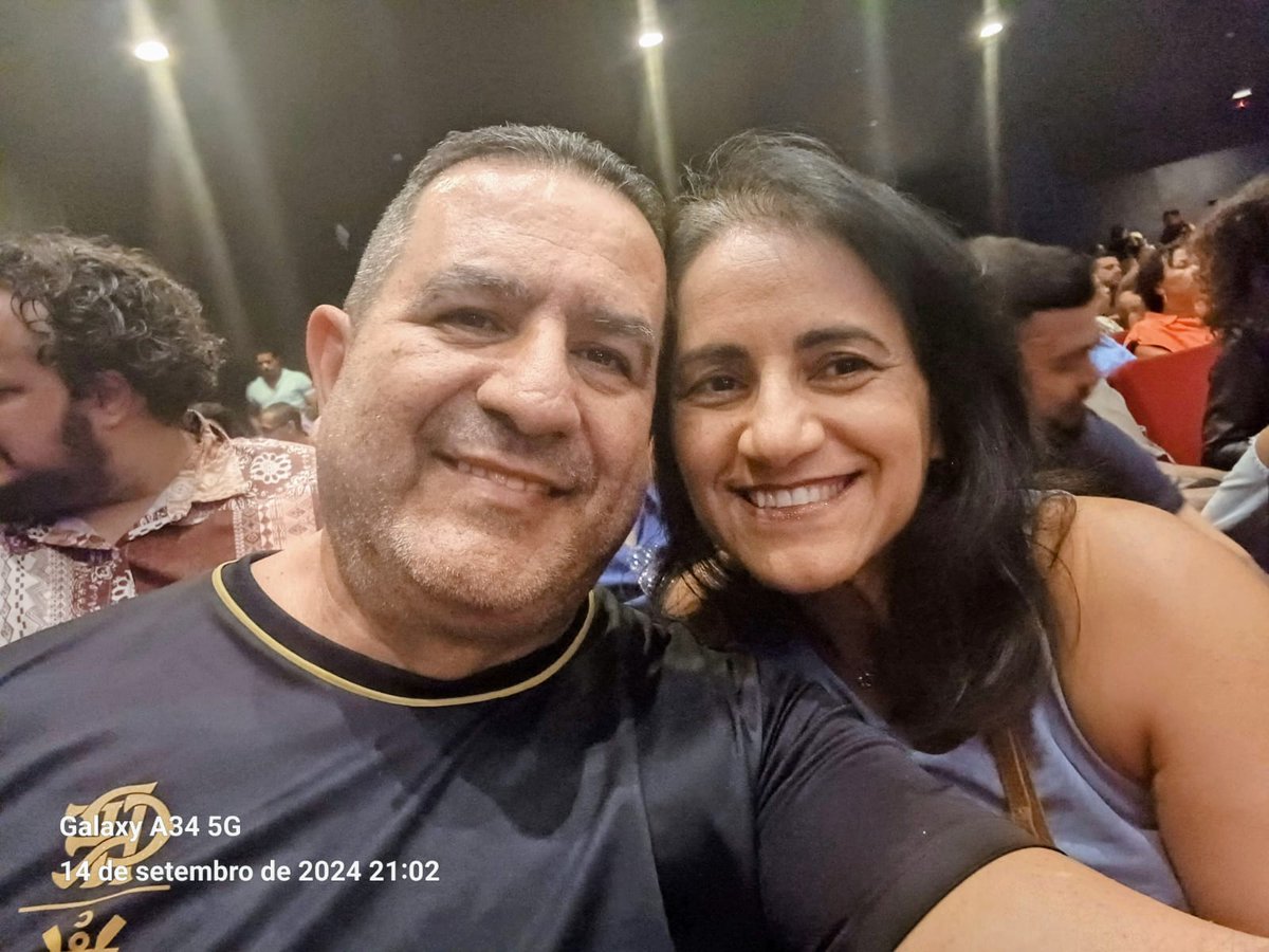 Hj é seu aniversário muitas felicidades e saúde em sua vida, amo ❤️ ❤️ ❤️ ❤️ ❤️ muito vc.