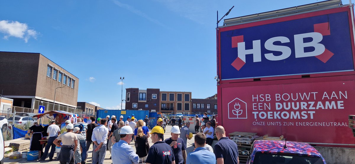 Feestelijke viering hoogste punt Dok 1 in Oud-IJmuiden.

Voor het volledige bericht: bit.ly/3UmB5bm 

#feest #hoogstepunt #IJmuiden #debouwmaakthet #BPD #hsbbouw #nieuwbouw