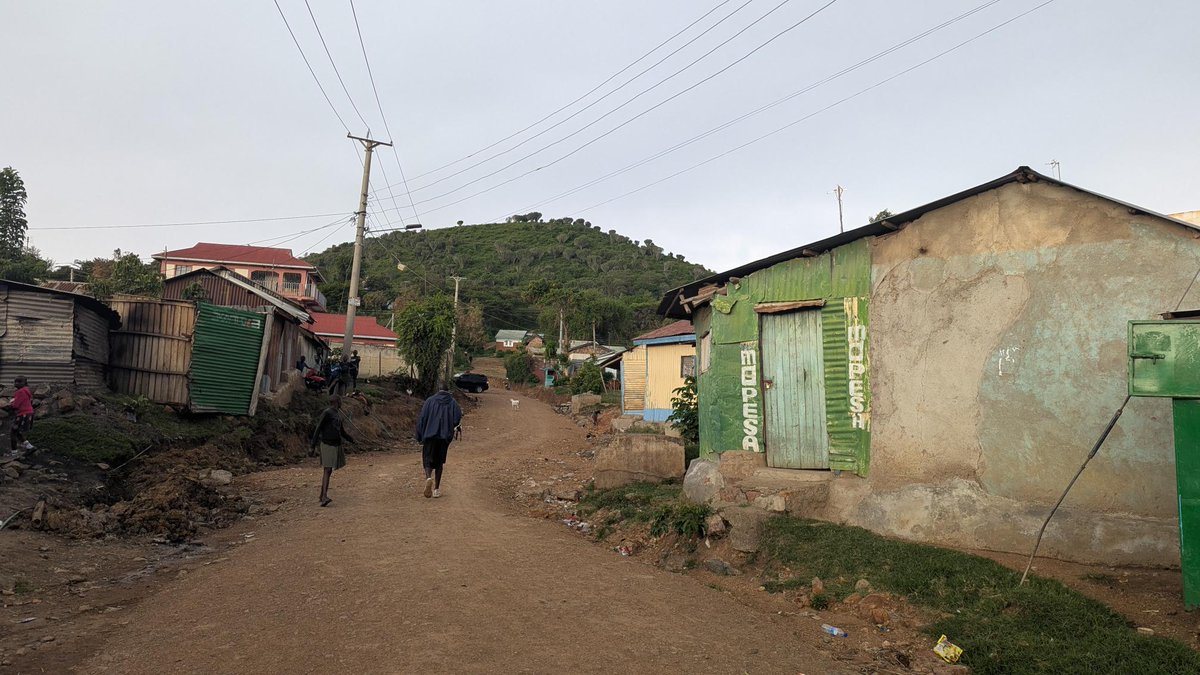 Prof_PatrickV's tweet image. Young people in Africa aren’t waiting for solutions — they’re building them from the ground up.
Take it from Mery Lukio: in Homa Bay, Mercy and her peers mapped 21,000 households and shaped Kenya’s first locally led climate-resilient municipal plan.
Now it’s time to invest in…
