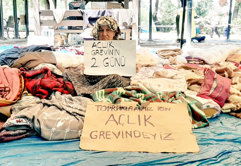 ikizkoydireniyo's tweet image. VAZGEÇERİZ Mİ SANDINIZ?
Biz burada
7'den 70'e, Kuzey'den Güney'e,
Bu yasa geçerse gidecek bir yeri olmayanlar,
Kaybedecek hiç bir şeyi olmayanlar,
Cefakar, ama öfkeli köylüler olarak
NÖBETTEYİZ!
#MadenYasasınıGeriÇek