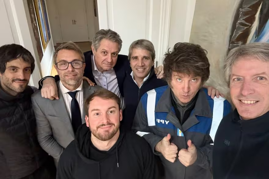 HumbertoTumini's tweet photo. Los econochantas del gobierno, luego de decir que TMAP, que el dólar se iba a 1000$, que no intervendrían y que las tasas las fija el mercado, compraron verdes, intervinieron en los futuros y ofrecieron Lecap al 47% de interés para que no se les vaya todo a la mierda.
Fin. https://t.co/zKGC3qOhFG