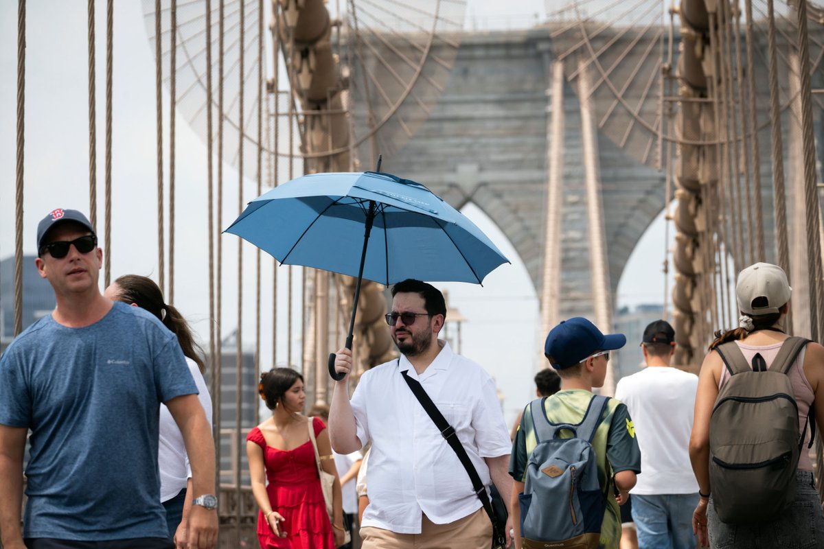 nycgob's tweet image. No se dejen engañar por el cielo nublado: hay un Aviso de Calor vigente.
☁️El calor extremo puede ser peligroso, incluso si el cielo no está despejado.
❄️Hay centros de enfriamiento abiertos en todos los condados.
Tomen precauciones para usted y sus seres queridos.