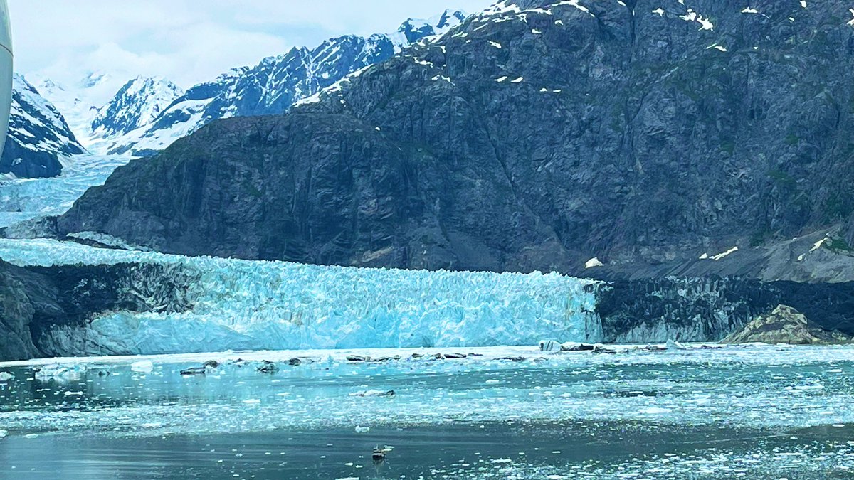 Crazy_soulA's tweet image. Broken ice from #Hubbard Glacier