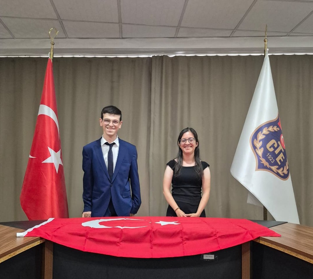 🇹🇷 Memuriyet Yemini Ettiler
Kamu hizmetinde dürüstlük, tarafsızlık ve sadakat ilkeleriyle görevlerini yerine getirecek olan aday memurlarımız, bugün düzenlenen törenle memuriyet yeminlerini ederek görevlerine resmen ilk adımı attılar.