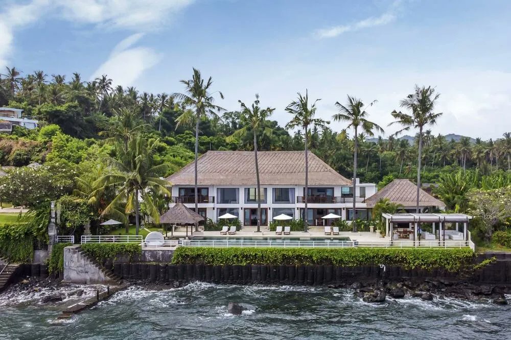This stunning 5-bedroom villa in Candi Dasa, Bali, is what long-term living dreams are made of. Think: coral reef swims, poolside mornings, and sunsets from your own jacuzzi.

rentberry.com/id/houses/9590…

<a href="/Rentberry_/">Rentberry</a> #rentberryhomes #rentberryhomes_Bali #baliliving