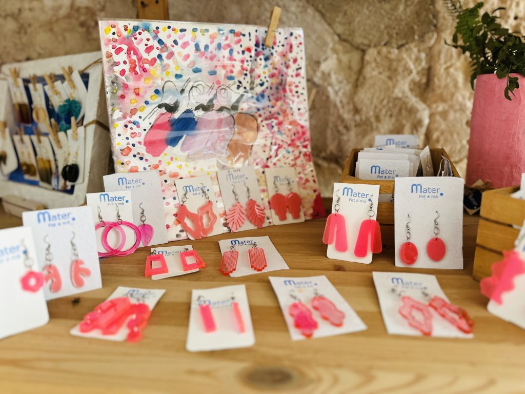 orgmater's tweet photo. 🩷A #MaterSineu ja es respira
la il·lusió per la #XXIIMucada!
Les persones usuàries de l'#Ocupacional
han elaborat una col·lecció d'#Accessoris
dedicats a la festa més esperada de l'estiu
al municipi: el #Much.
⬇️Més informació aquí:
https://t.co/mqWbHtTDWA https://t.co/3dKQnadWwj