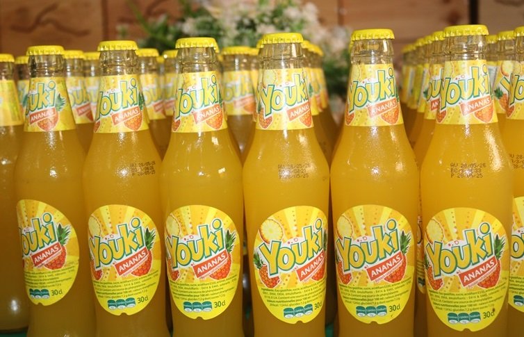 JusteMien's tweet image. #BurkinaFaso
#BRAKINA 
Présentation ce jour de #Youki_Ananas, produite à base d’#arômes_d’#ananas élaborée avec une saveur authentique, offrant une explosion de goût à chaque gorgée. Il est disponible dans les bouteilles de 50cl et 30cl aux prix de 400 et 300 #FCFA. #Lwili