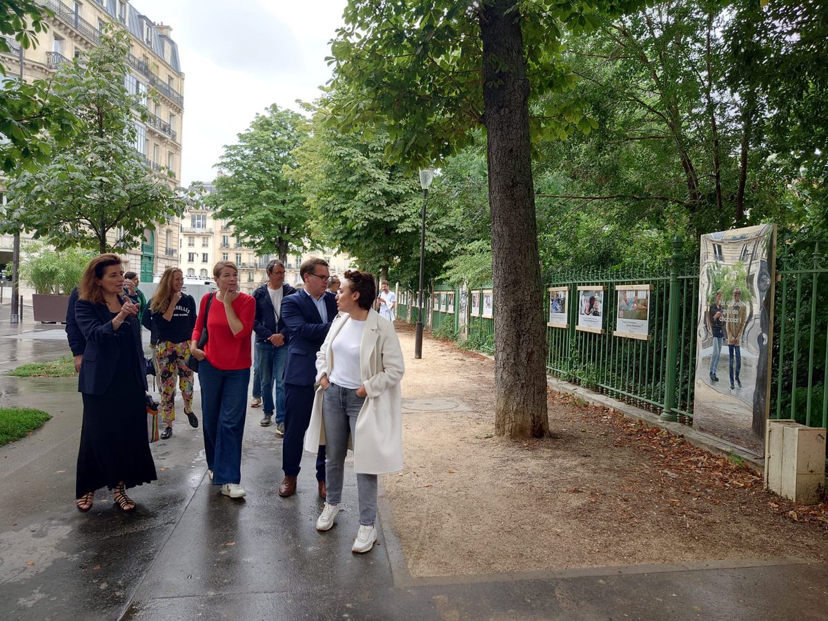Geoffroy Boulard (@geoffroyboulard) on Twitter photo 🎬 #Paris17 continue de célébrer les 130 ans du cinéma avec <a href="/Gaumont/">Gaumont</a> et la <a href="/Mairie17/">Mairie du 17e</a> <a href="/Alix_Bougeret/">Alix Bougeret</a>
➡️ À découvrir sur les grilles du square des Batignolles jusqu’à mi-septembre : une exposition en plein air mêlant répliques cultes et portraits emblématiques du 7e art. 🎬 #Paris17 continue de célébrer les 130 ans du cinéma avec <a href="/Gaumont/">Gaumont</a> et la <a href="/Mairie17/">Mairie du 17e</a> <a href="/Alix_Bougeret/">Alix Bougeret</a>
➡️ À découvrir sur les grilles du square des Batignolles jusqu’à mi-septembre : une exposition en plein air mêlant répliques cultes et portraits emblématiques du 7e art.