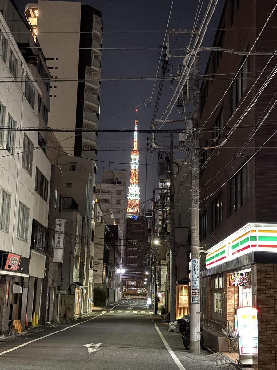 ほぼリアルタイム東京タワー🗼

安定の紅白🗼

真ん中辺りの青を撮りたくて、ポジション考えた

いつも近かったから、青いとこ見るとレアかなと思ってだけど、普通だったのかも🟦