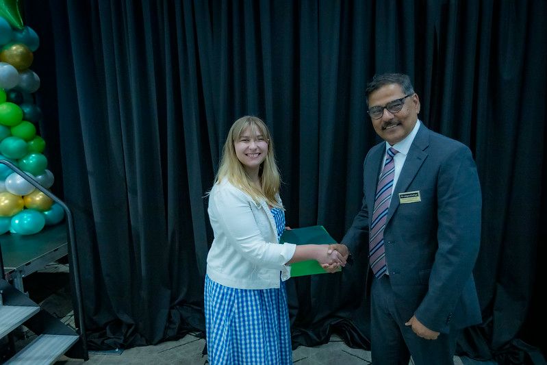CODAlumni's tweet image. 🎓 President Dr. Muddassir Siddiqi recently welcomed our newest Scholars Award recipients! These outstanding students earned COD’s top merit-based scholarship for incoming grads. #CODProud #ScholarshipSuccess

📸 See more from the celebration:  buff.ly/kWdBLJm