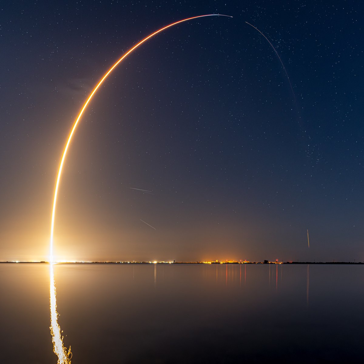 Mike_Seeley's tweet image. Starry sky version of the KF-01 Project Kuiper launch early Wednesday morning.
2 frames, 1st is the perfectly clear night sky for the star field, 2nd is a 393-sec exposure showing the streak of the SpaceX Falcon 9 on the way to space & returning to be flown again.