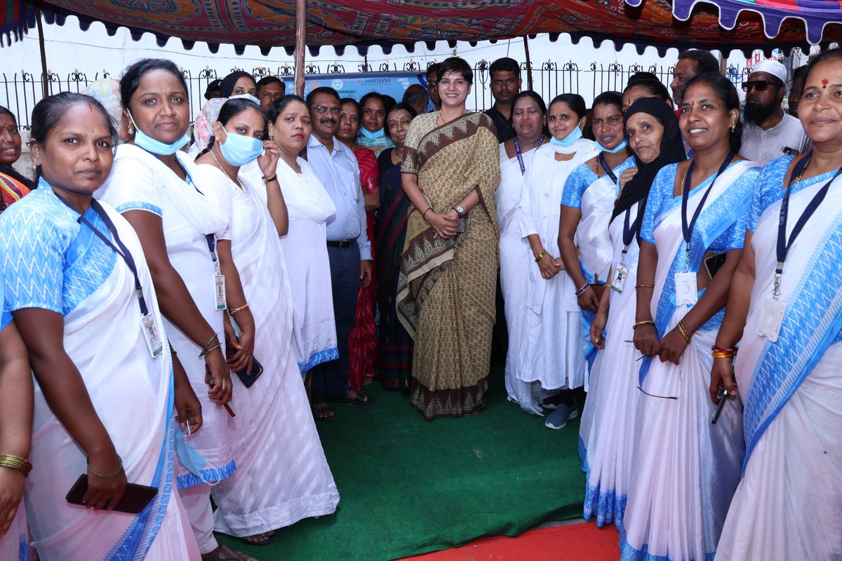 🧹👷‍♂️Collector Hyderabad visited a medical camp for GHMC sanitation workers at Red Hills, held in collaboration with the Medical &amp; Health Dept, Rotary Club &amp; Sarvajana Foundation.

She emphasized the need for regular health screening to protect frontline workers during the monsoon