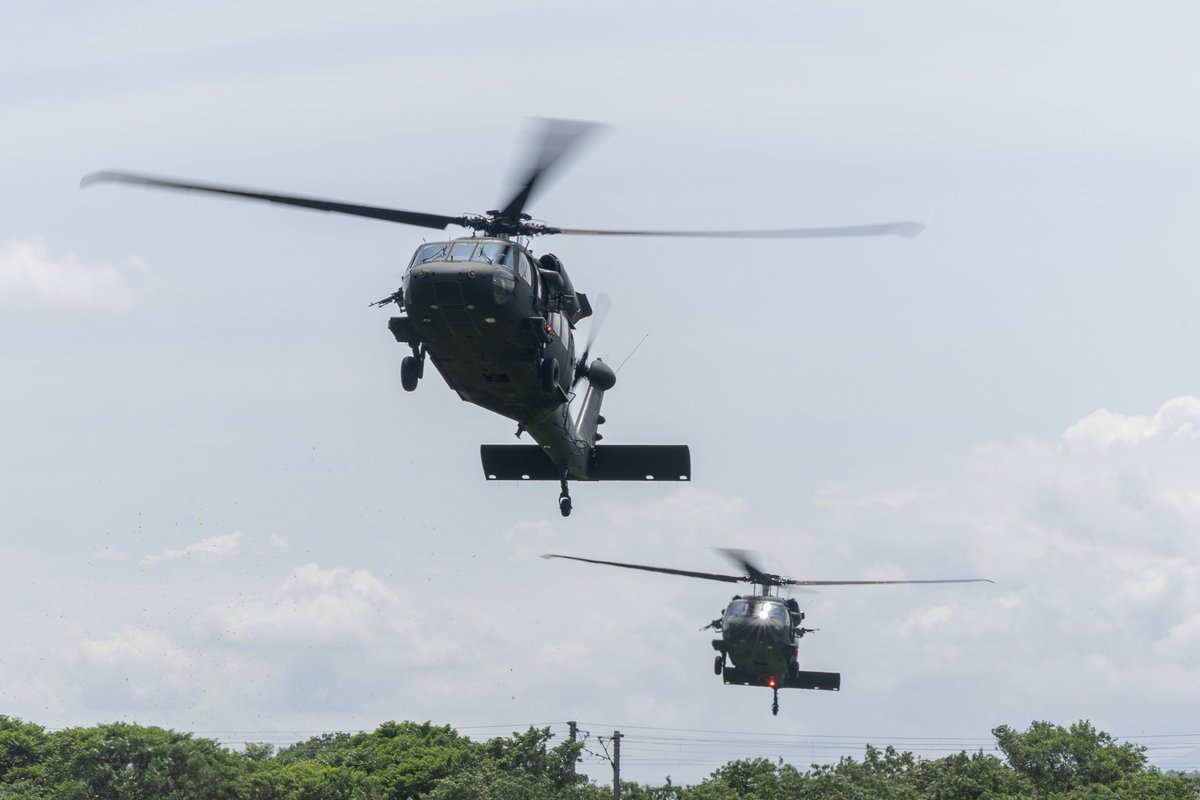 mna_roc's tweet image. #第五作戰區 航空部隊日前實施UH-60M黑鷹直升機 #空中運補 作業,演練戰時以迅速補給方式,縮短彈藥支援時程,確保地面部隊持久作戰能力。
#HanKuangExercise #UH60M #Army #Military #ProtectOurCountry #ROC #Taiwan🇹🇼