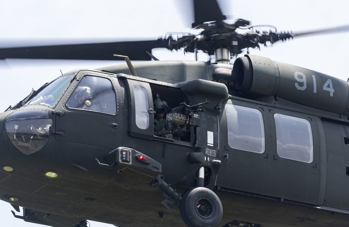 mna_roc's tweet image. #第五作戰區 航空部隊日前實施UH-60M黑鷹直升機 #空中運補 作業,演練戰時以迅速補給方式,縮短彈藥支援時程,確保地面部隊持久作戰能力。
#HanKuangExercise #UH60M #Army #Military #ProtectOurCountry #ROC #Taiwan🇹🇼