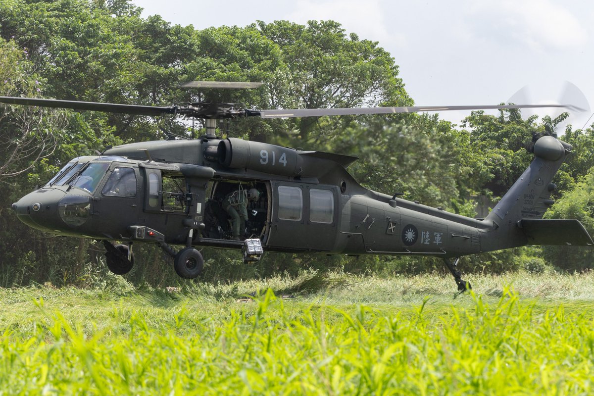 mna_roc's tweet image. #第五作戰區 航空部隊日前實施UH-60M黑鷹直升機 #空中運補 作業,演練戰時以迅速補給方式,縮短彈藥支援時程,確保地面部隊持久作戰能力。
#HanKuangExercise #UH60M #Army #Military #ProtectOurCountry #ROC #Taiwan🇹🇼