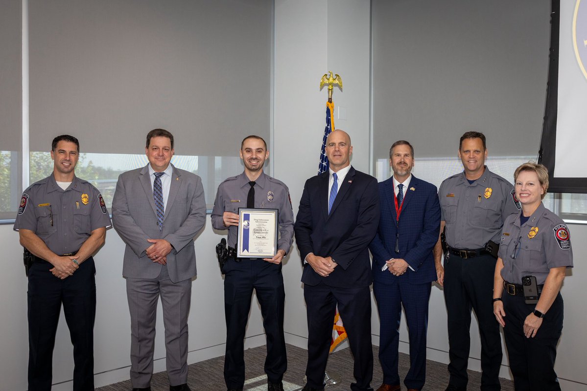 FairfaxCountyPD's tweet image. Thank you to @DEAWashingtonDC for recognizing the hard work of our officers this morning. Strong partnerships lead to stronger cases and safer communities. 👏