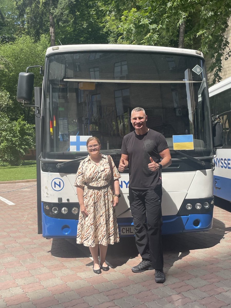 FinlandinUA's tweet image. 🇫🇮🇺🇦 The Finnish city of Tampere has donated 2 more buses to its sister city Kyiv for humanitarian use. The handover was carried out on behalf of the city by Chargé d’Affaires Merja Lahtinen. #StandWithUkraine @Ulkoministerio