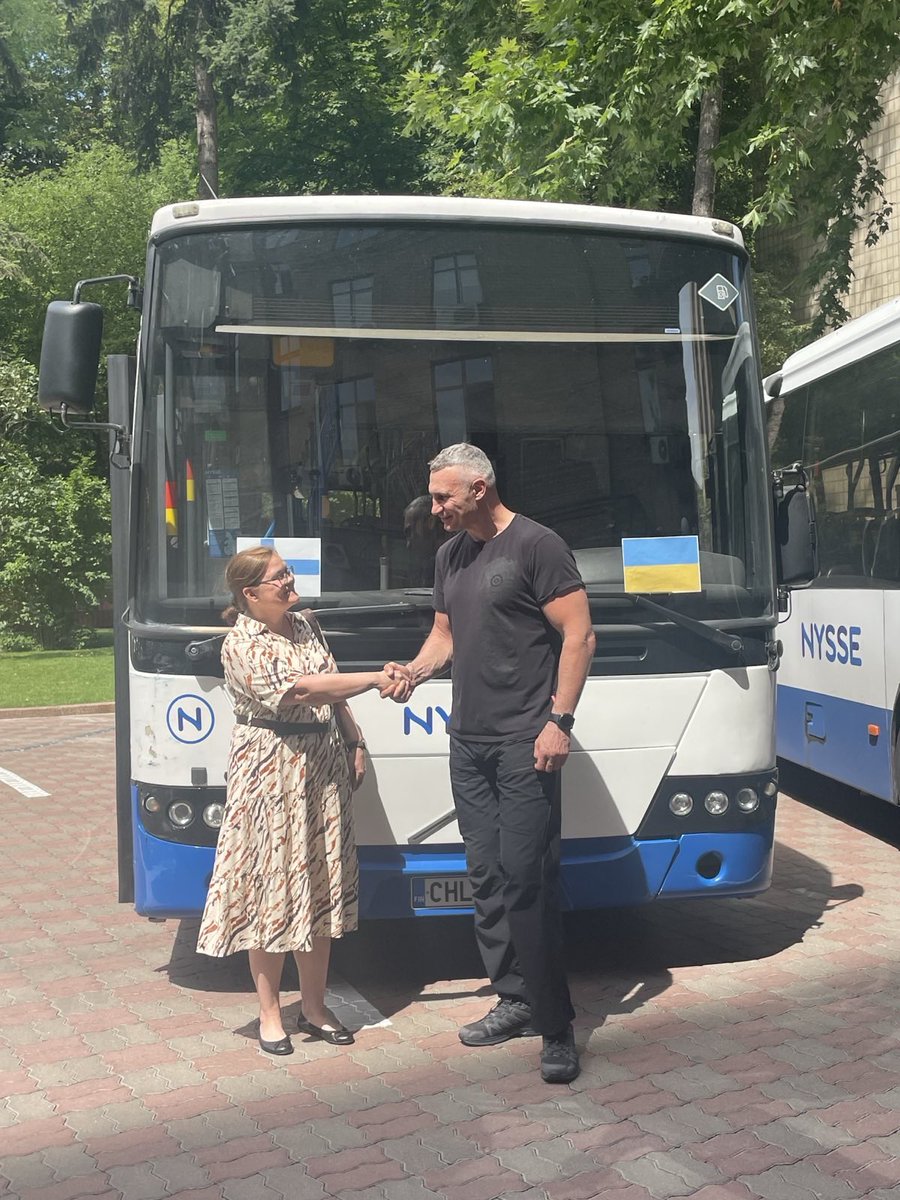 FinlandinUA's tweet image. 🇫🇮🇺🇦 The Finnish city of Tampere has donated 2 more buses to its sister city Kyiv for humanitarian use. The handover was carried out on behalf of the city by Chargé d’Affaires Merja Lahtinen. #StandWithUkraine @Ulkoministerio