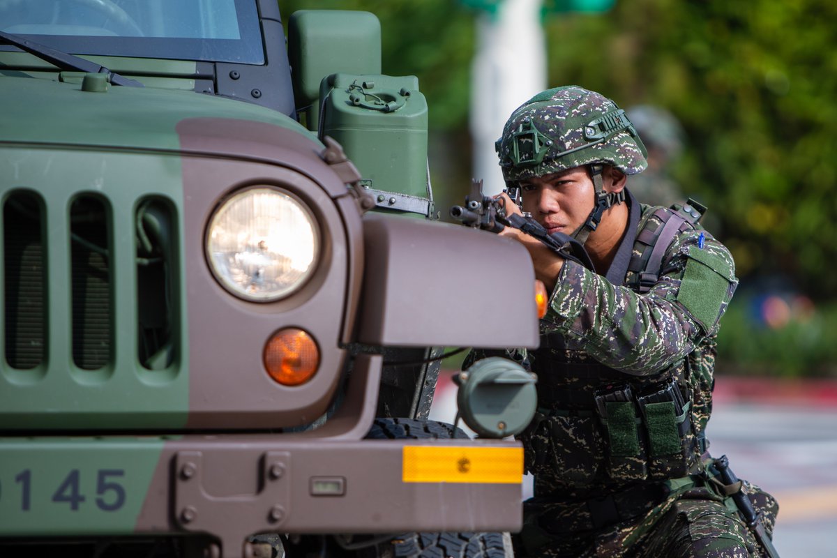 mna_roc's tweet image. 漢光41號演習進入持久作戰階段,國防部預備隊海軍陸戰隊99旅於日前北上進入戰術位置後,並在臺北地區實施反擊作戰演練,官兵依令殲滅突入縱深敵軍,以確保衛戍要域安全。
#HanKuangExercise #Marine #Military #ProtectOurCountry #ROC #Taiwan🇹🇼