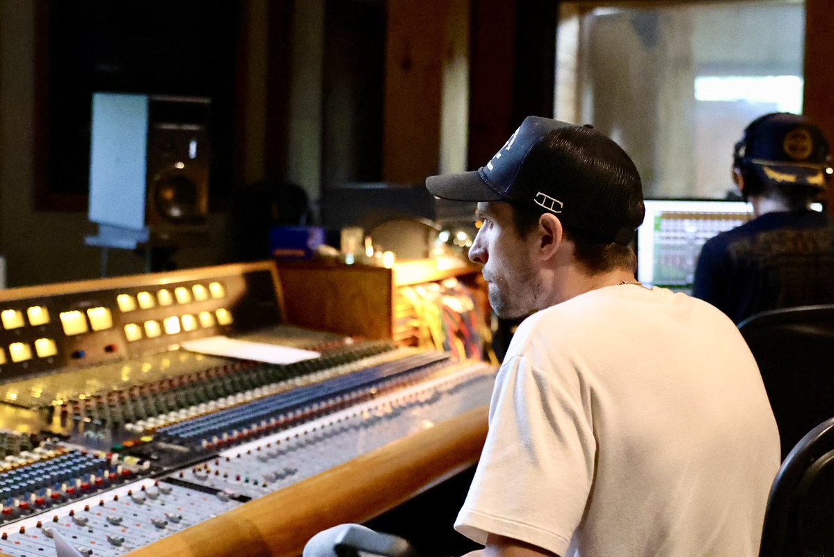 SmithfieldMusic's tweet image. BRB.. Country with Heart -Part 2 recording in progress🎙️🎧…