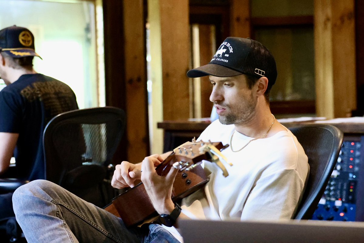 SmithfieldMusic's tweet image. BRB.. Country with Heart -Part 2 recording in progress🎙️🎧…