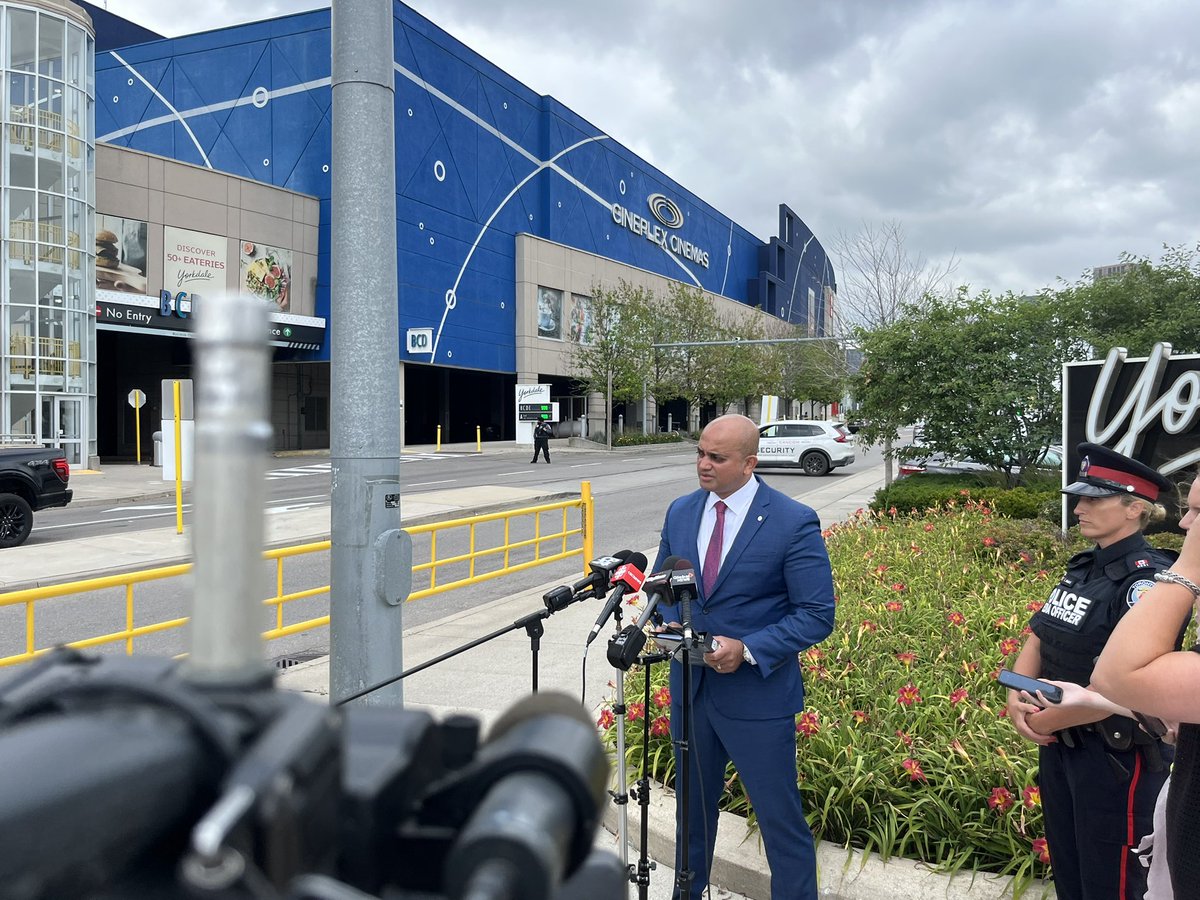 cmcdonaldglobal's tweet image. Det. Sajeev Nair says a man in his 20s was shot outside Yorkdale Mall at 6:13 am. @TPSHomicide called in. multiple shots fired. Suspect/s at large.
Nair says it was not a random shooting. Police say mall is safe but entrance 3 is closed. Witnesses/dash cam video call police