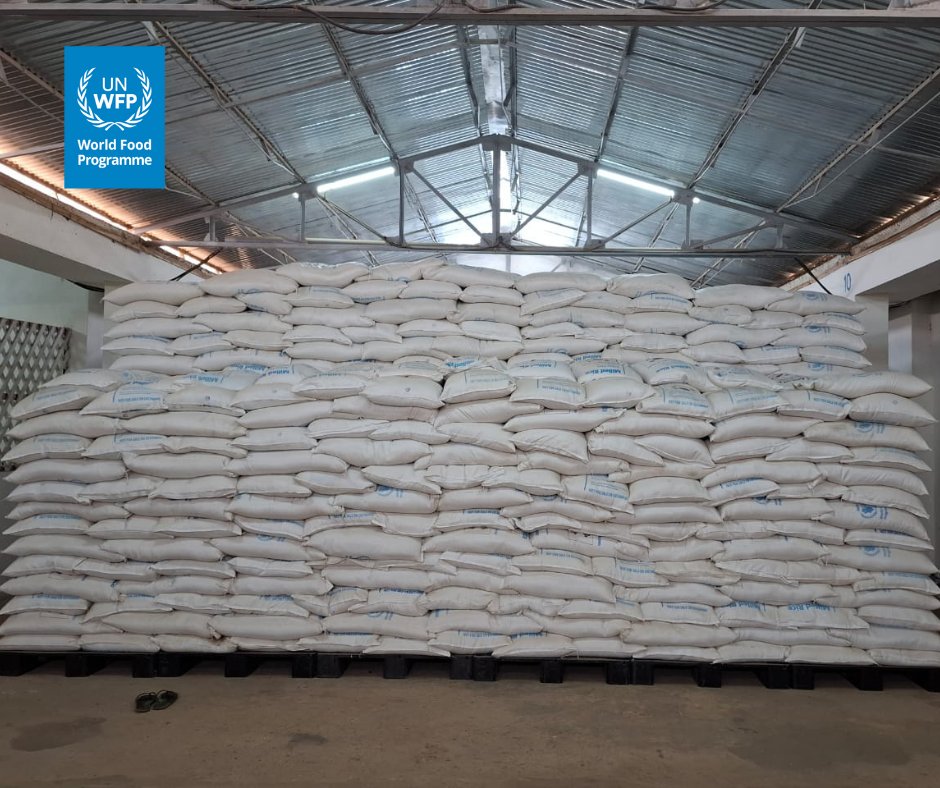 PamMadagascar's tweet image. π¦ In #Ampanihy, @PamMadagascar is already preparing for back-to-school season! Even during the holidays, teams are busy pre-positioning food for school canteens. π Thanks to support from the Republic of Korea, children will receive nutritious meals when school resumes. ππ°π·π²π¬