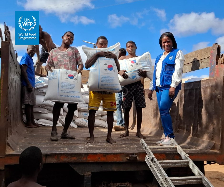 PamMadagascar's tweet image. π¦ In #Ampanihy, @PamMadagascar is already preparing for back-to-school season! Even during the holidays, teams are busy pre-positioning food for school canteens. π Thanks to support from the Republic of Korea, children will receive nutritious meals when school resumes. ππ°π·π²π¬