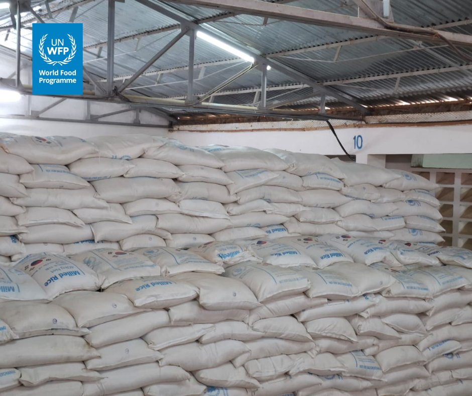 PamMadagascar's tweet image. π¦ In #Ampanihy, @PamMadagascar is already preparing for back-to-school season! Even during the holidays, teams are busy pre-positioning food for school canteens. π Thanks to support from the Republic of Korea, children will receive nutritious meals when school resumes. ππ°π·π²π¬
