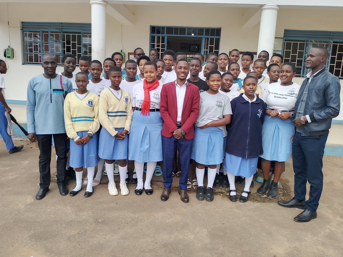 AdrianLubyayi_1's tweet image. Omwogezi w'abavubuka mu Buganda era Ssentebe wa Nkobazambogo mu ggwanga Omuk. Adrian Lubyayi alambudde ku bayizi ba St Charles Lwanga International School e Kakiri, essomero lino liri munteekateeka okuggulawo ekibiina kya Nkobazambogo. @Bagandatweepsss @BugandaYiyo @BugandaYouthC