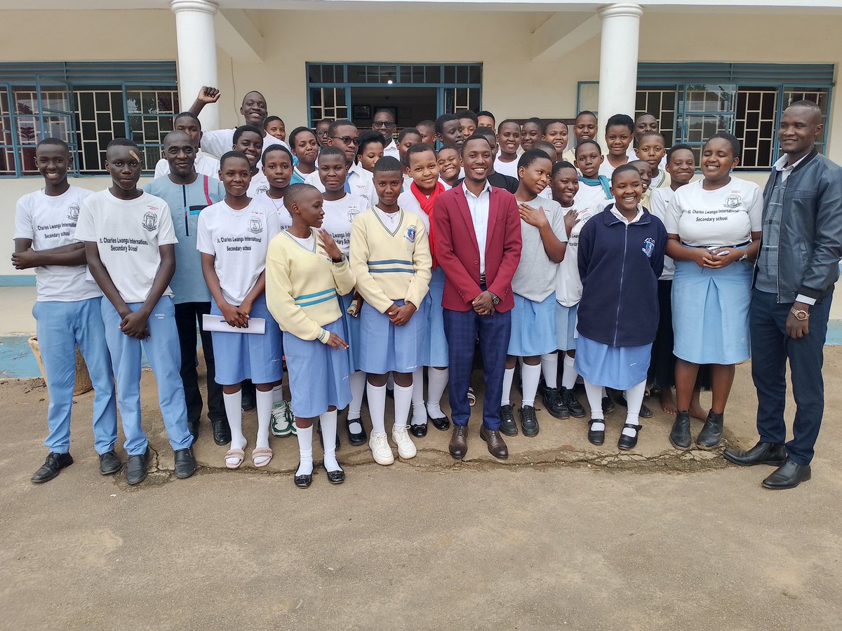 AdrianLubyayi_1's tweet image. Omwogezi w'abavubuka mu Buganda era Ssentebe wa Nkobazambogo mu ggwanga Omuk. Adrian Lubyayi alambudde ku bayizi ba St Charles Lwanga International School e Kakiri, essomero lino liri munteekateeka okuggulawo ekibiina kya Nkobazambogo. @Bagandatweepsss @BugandaYiyo @BugandaYouthC