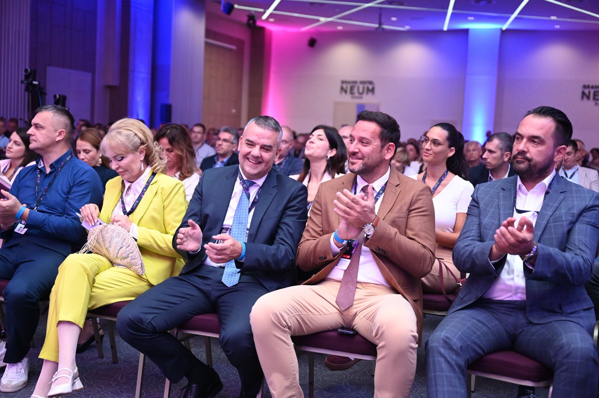 Sale pune dobre energije, osmijeha, sjajnih pitanja i još boljih odgovora- to je onaj vibe koji se teško opisuje, a svi naši učesnici će ga lako prepoznati.

SAVE THE DATE  
22-24.10.2025. Grand hotel Neum
➡️ networkkonferencija.ba

#network13 #techtonicchanges #ITconference