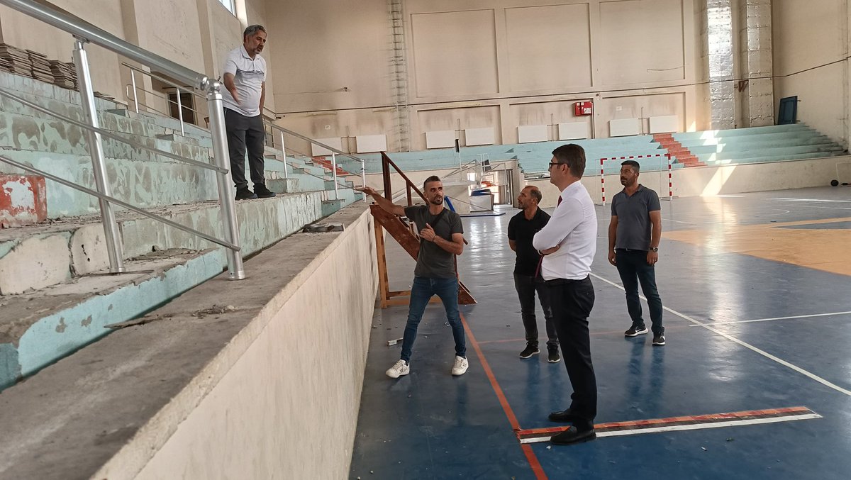 erciskaymakamlk's tweet photo. 📍 Spor Tesislerimiz Yenileniyor!

Kaymakamımız Sn. Murat KARALOĞLU, Aşağı TOKİ Kapalı Spor Salonu ve Halı Saha’daki tadilat çalışmalarını inceledi.

Çalışmalar tamamlanınca tesislerimiz modern haliyle gençlerimizin hizmetinde olacak. 🏟️⚽

@karaloglu_murat 
#erciş https://t.co/uJOJeTO4Cy